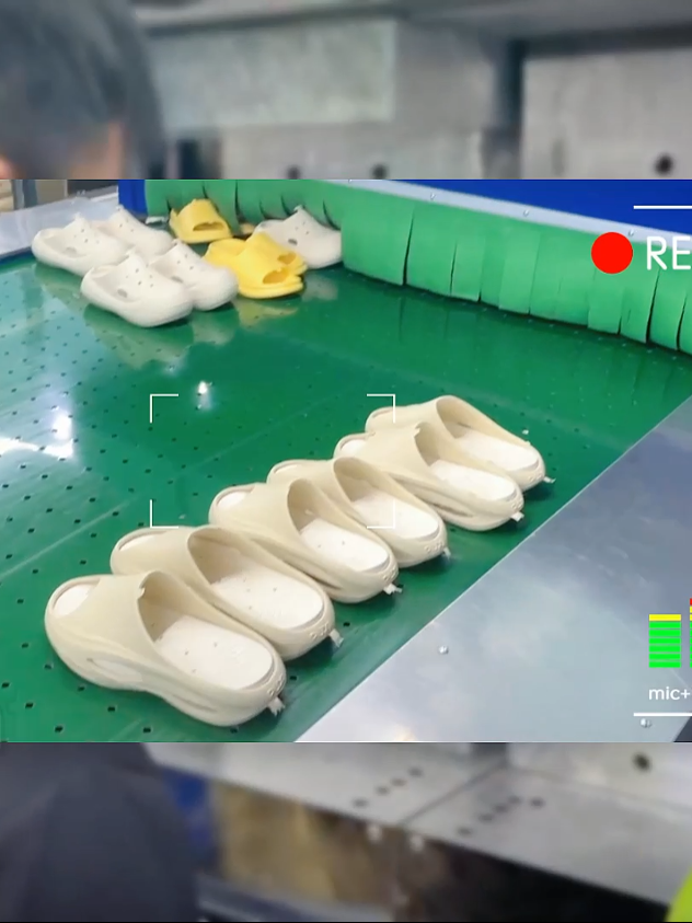 Full-automatic two-color EVA foam injection molding machine#shoemachine#shoesfactory#mechanicalmanufacturing