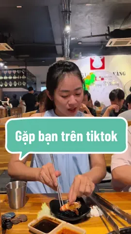 Được chị ấy bóc tôm cho ăn .kể ra làm tiktok quen nhiều bạn ghê nha #daily #vairal #cuocsongthuongngay #xuhuongtiktok  @Lê Phượng @L.ee Đi Live 