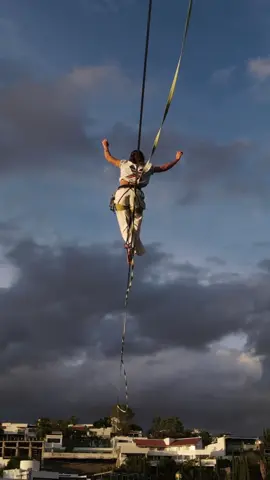 Caminando en una cuerda floja de 300 mts en un bello spot 🌞 @Blue Banana Brand #highline #extremesports 