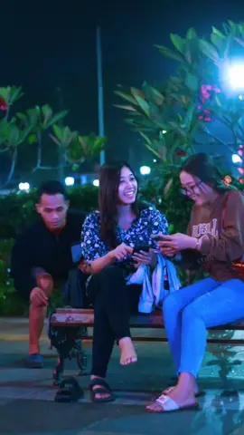 sandalnya di Masukin kantong plastik 