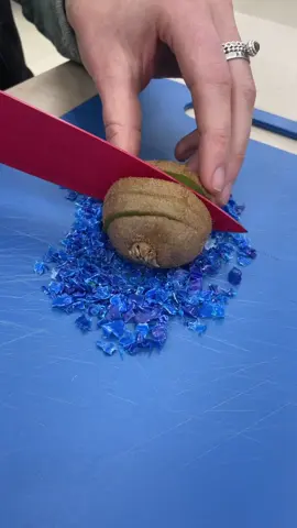 Part 4. If you have a plastic chopping board at home you’re going to want to watch this. Every year a plastic chopping board releases up to 50 grams of microplastics into your food and water. Source: Journal Environmental Science & Technology #plastic #NoPlastic #PlasticChoppingBoard #ChoppingBoard #PlasticFree #MicroPlastics #LearnOnTikTok #DidYouKnow #learning 