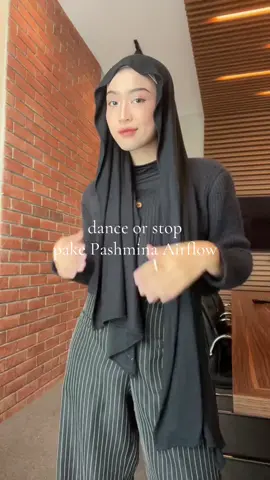 siapa yang sama juga kaya aku uda secinta itu sama Pashmina airflow🥹🖤 #pashminakaos #pashmina #hijabstyle #hijab 