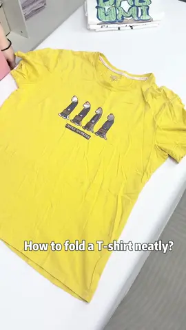 How to fold a T-shirt nearly?#travelingtips #foldingclothes #organizedhome #howtofoldclothes #lifetips #foldingtshirt #foldingtshirts 