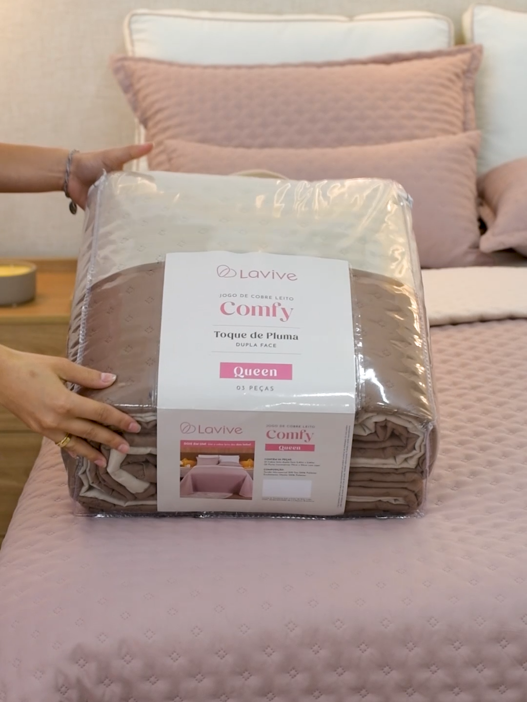 A linha de Comfy da Lavive possui uma técnica de micromatelassê sem costura que proporciona um acolchoado mais fofinho, sendo a escolha para deixar o seu quarto cheio de conforto! O kit cobre leito conta está disponível nos tamanhos: Solteiro/Casal/Queen e King #unboxing #cobreleito