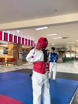 🧍🏻‍♀️🤫🧏🏻‍♀️    #livephoto #fyp #tkd #taekwondo 