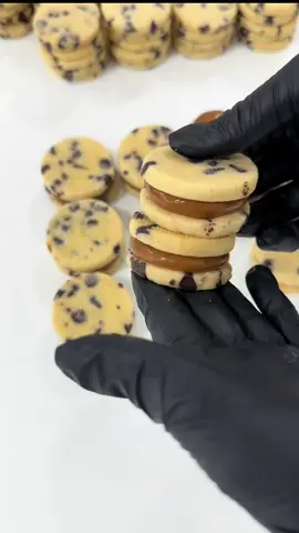Alfajores de Chispas de Chocolate con Dulce de Leche!👩🏻‍🍳🍫Receta Abajo!👀 200 gr mantequilla sin sal fria 300 gr harina  100 gr azucar en polvo 2 yemas de huevo  6 gr sal 1/2 cucharadita de vanilla 160 gr chispas barry semi-amarga  Dulce de Leche a gusto 175F por 10-15min  (Yo duplique receta)  #reposteriacreativa #alfajores #chef #pastry #reposteria #explorepage #explore #tips #viral #baking #pasteleria #fyp #dulces #cocina #foryou #paratii #dulcedeleche #galletas #chocolate #recetas #chocolaterecipe #chocochips 