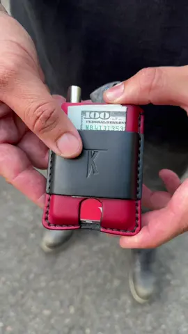 Its the Tale of Knives Mini Bandit 2.0!  And all in one compact wallet and pocket organizer.  Customize yours at www.taleofknives.com 🇺🇸 Artisan crafted in Oregon, USA  Keep your credit cards, knife, cash and pen together with 1 easy carry option.  #leather #leathercraft #asmr #asmrsounds #wallet #prime #primeday #wallets #organizer 