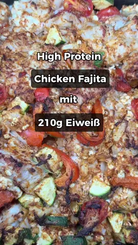 High Protein Chicken Fajita mit Reis und 210g Eiweiß - perfekt als MealPrep 🙌🏻 ℹ️ Nährwerte pro Portion mit Reis 660kcal | 87g C | 70g P | 3g F 👉🏻Low Carb Version ohne Reis  ℹ️ Nährwerte pro Portion ohne Reis 310kcal | 13g C | 61g P | 2g F 👨‍🍳 Zutaten für 3 Portionen  👉🏻 600g Hähnchenbrust  👉🏻 300g Reis 👉🏻 300g körn. Frischkäse light 👉🏻 150g Zucchini 👉🏻 150g Paprika 👉🏻 1 Zwiebel 👉🏻 Gewürze: Paprikapulver, Knoblauchsalz, Dill, Chili, Tomatengewürz, Salz, Pfeffer 👉🏻 optional: (nicht einberechnet) BBQ Honig Soße / Teriyaki-Sauce (light) Zuerst den Reis kochen und die Hähnchenbrust und das Gemüse vorbereiten und schneiden. Anschließend alles zusammen in den Airfryer Behälter geben und vermengen. Bei 175 Grad für nur 20min backen oder bei 200 Grad Umluft für 35-40min in den Ofen geben. Nun in drei gleich große Schüsseln zum MealPrep geben und ihr seid auf der Arbeit oder unterwegs bestens versorgt 👌🏼 Lass es dir schmecken 😋 *Werbung ich benutze den TuboBlaze von @cosori.deutschland dieser überzeugt durch sein 6L Fassungsvermögen, durch perfekte Ergebnisse extra knusprig und Zeitersparnis (46% schneller als andere Airfryer) in seinem Turbomodus. 🚀 👉🏻 folge @rezeptflo um kein Rezept mehr zu verpassen  👉🏻 weitere tolle Rezepte und  Ernährungspläne findest du in meinem Buch 👉🏻 Link in der Bio 📖  .  . . #highprotein #protein #chicken #lowcarb #gymfood #abnehmen #einfacherezepte #rezepte #schnellerezepte #schnelleküche #airfryer #protein #cheese #chili #pommes #abnehmen #rezept #fyp #cosori #amazonfinds #tiktokmademebuyit #heißluftfritteuse 