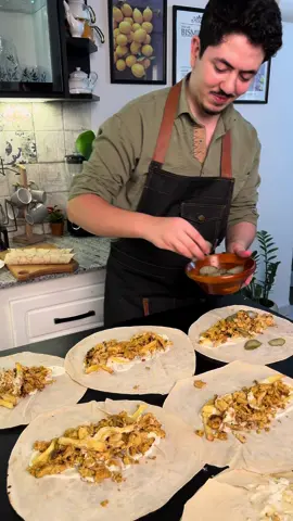 ادمان الشاورما 😍 لهبال تع الدنيا  ان شاءالله تكون عجبتكم وصفة ليوم ❤️ التوابل : نصف م ك كمون  نصف م ك تابل الشاورما نصف م ك تابل الدجاج م ص كركم م ص فلفل ابيض م ص معمرة مليح سكنجبير  نصف م ك ثوم بودرة  ملح  لاماريناد : م ك ياغورت طبيعي ربع كاس زيت  4 سنات توم كبار مهروسين التوابل لهريسة و عصرة قارص  الثومية : كاس زيت 250 ملل حبة بيض عصرة كارص  م ص لاموتاغد 3 سنات ثوم  ملح باطة جبن طبيعي  .#ghano_cuisine #شاورما #ghanocuisine #ghanocuisine #طبخ_جزائري ##tiktok_algérie #tiktok_algérie #