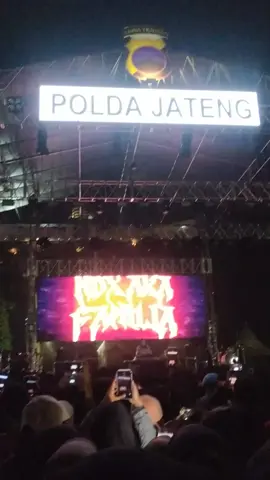 ada kah keluh kesah mu acra neng simpang lima semarang bolo#fyp #ndxaka #simpanglimasemarang #konsermusik #konsersemarang 