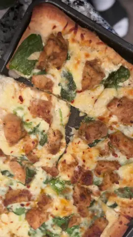 Chicken Alfredo Pizza 🍕 #pizza #homemadepizza #pizza #Foodie #cooking #cook #yummy #alfredo 