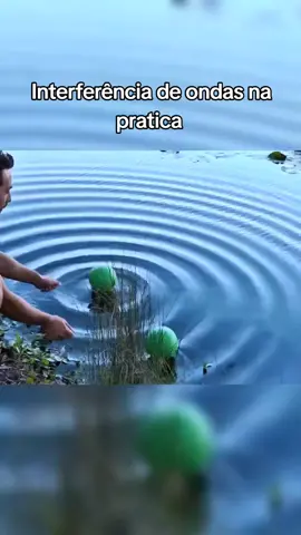 Interferência é um fenômeno ondulatório resultado da superposição de duas ou mais ondas num mesmo ponto. O padrão de interferência depende da diferença de fase entre as ondas, podendo inclusive resultar em total aniquilação ou na maximização da amplitude da onda resultante. #física #physics #interference #constructiveinterference #destructiveinterference