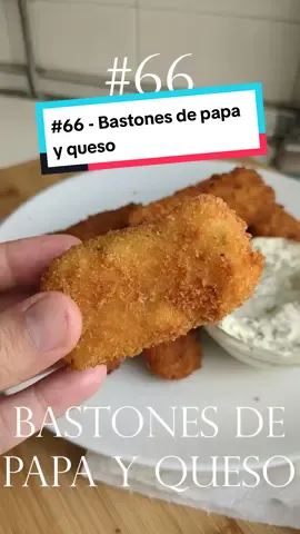 Seguimos con la serie de 100 recetas diferentes con papas. SÍ, 100 recetas Hoy, vamos a hacer una receta que me salió casi sin querer: unos bastones de papa con queso. Les voy a decir la verdad, estaba haciendo unas pruebas para otra receta (que ya saldrá en el futuro) que no salió, y para no desperdiciar el resultado dije, y si paso esta mezcla por huevo y pan rallado? Así nació esta receta que me sorprendió lo bien que quedó. La clave es que toma lo mejor de tres cosas: las papas fritas, los bastones de muzarella y los aros de cebolla. Para acompañar, hice una rica salsa tártara, un clásico de la cocina de toda la vida que queda muuuy bien para este tipo de picoteos. PREPARACIÓN 1) Pelar y rallar 500 grs de papa y cortar una cebolla en juliana. En una sartén saltear a fuego medio la cebolla por 5 minutos, una vez que está cocida, agregar la papa rallada (con el agua que soltó y todo). Cocinar a fuego medio-bajo por 10 minutos o hasta que esté tierna y la mezcla tome una consistencia uniforme, como una pasta. 2) Cortar en cubos 200 grs de queso tipo semiduro. Yo usé un gouda, puede ser cualquier otro. Una muzzarella medio sequita también puede llegar a funcionar (no una muzarella muy fresca, con mucho líquido). Agregar a la mezcla y cocinar a fuego bajo hasta que todo el queso se haya derretido y quede una pasta uniforme entre la papa, la cebolla y el queso. Fuera del fuego le agregué (opcional) ciboulette y perejil picados. Llevar a un tupper enfilmado (para despues despegarlo más fácil), dejar enfríar y llevar a heladera al menos una o dos horas. 3) Para la salsa, mezclar 3 cdas mayonesa con hierbas frescas cortadas bien chiquitas (ciboulette, perejil, eneldo), un puñado de alcaparras y dos pepinillos en vinagre. Agregar ralladura y jugo de un limón y mezclar bien. 4) Una vez que la mezcla enfrió va a tener consistencia de un bloque firme. Cortar de la forma que prefieran y pasar por harina, huevo y pan rallado (o panko para un toque extra crujiente). Si tienen miedo a que se abran en la fritura llevarlos al freezer ya apanados. Freír en un aceite bien caliente hasta que estén doraditos. Escurrir y servir con la salsita. #100formasdehacerpapas #potatoes #FoodTok #asmrfood #fyp #FoodLover #recetas #papas #potatotiktok #bastonesdequeso 
