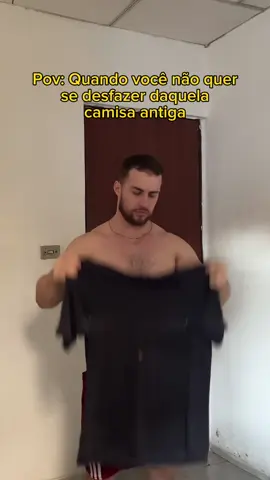 Um furinho só 🤏🏼… . . #meme #camisa #rasgo #engraçado #funny 