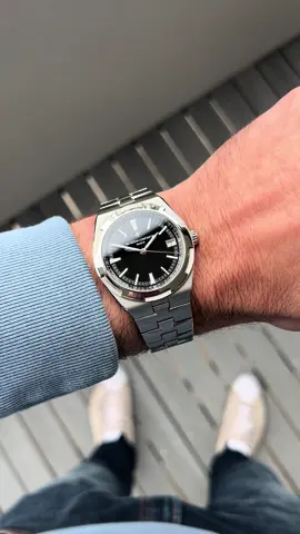 If I was just going to own the one watch, a 4500V in any of its configurations would be be a definite front runner. Trinity pedigree, super easy strap change system with great factory strap options, perfect size, good water resistance, automatic. Ticks all the boxes ✅  This 2023 example is live on the website now. #vacheronconstantin #overseas #vacheronconstantinoverseas #4500V #vacheronconstantinoverseas #watchvault  #horology #wristshot  #horologist #horology #klocksnack #watchesofinstagram #wis #timepiece #watchnerd #watchgeek #redbarmelbourne #womv #watchanish #watchenthusiastsmelbourne #fifthwrist
