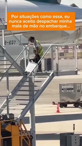 Como Evitar Despachar a Bagagem de Mão:  Esse caso de ontem, 16/07 da funcionária da Cathay Pacific Airways jogando malas despachadas escada abaixo é mais comum do que deveria... Aqui estão algumas dicas para evitar ter que despachar sua bagagem de mão no embarque: 1. Participe de Programas de Fidelidade: Busque participar do programa de fidelidade e obter status nas companhias. Na maioria dos casos, você terá a opção de escolher melhores assentos e embarcar mais rápido, enquanto ainda há espaço suficiente para as bagagens de mão. 2. Escolha a Mala Certa: Utilize malas de mão que atendam às especificações de tamanho e peso da companhia aérea. Algumas companhias farão de tudo para cobrar a mala extra ou te obrigar a despachar. 3. Chegue Cedo ao Portão: Tente estar entre os primeiros na fila para embarque do teu grupo. 4. Seja Estratégico: Se não tiver status, ao escolher seu assento, opte por aqueles próximos ao meio da aeronave, pois as últimas fileiras a embarcar provavelmente terão menos espaço. 5. Embarque Prioritário: Considere pagar pelo embarque prioritário, especialmente em voos lotados. Isso aumenta suas chances de garantir espaço para sua bagagem de mão. 6. Mantenha a Calma e Argumente: Explique que sua mala contém joias, baterias e objetos frágeis e de valor como power banks, perfumes, óculos, bolsas de grife e afins. Essas práticas podem ajudar a evitar situações indesejáveis e garantir que seus pertences cheguem ao destino em segurança. Já passou por alguma situação desagradável com suas bagagens de mão?  Me conte aqui nos comentários! #milhasaereas #viagens #companhiasaereas #milhas