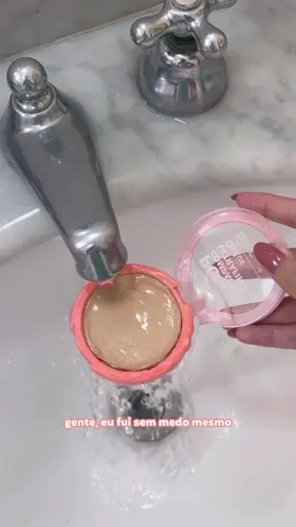 O Pó Compacto MAIS queridinho das redes 😍 Ele é o momento e não à toa, né, amores? Com textura ultrafina e toque aveludado, o nosso Pó Compacto matifica a pele, entrega alta cobertura e não te abandona no quesito resistência à água e longa duração. 💦 #dailus #pocompacto #maquiagemdailus 