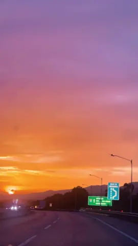 Y existen personas que, aun estando lejos te tocan el alma, aun sin mirarte ni tocarte logran hacerte sentir felicidad y calma; si, personas magicas se llaman. ❤️‍🩹✨🌈#paz #atardeceres🌅 #rd #paratii #amor #fly #