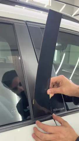 Aplicação colunas preto brilho Volkswagen Taos. #conceptpeliculas #wrap #insulfilme #volks #volkswagen 