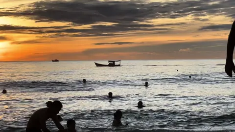 “Chỉ có thuyền mới biết biển mênh mông nhường nào Chỉ có biển mới biết thuyền đi đâu,về đâu “.       -Thuyền và biển,  Xuân Quỳnh 