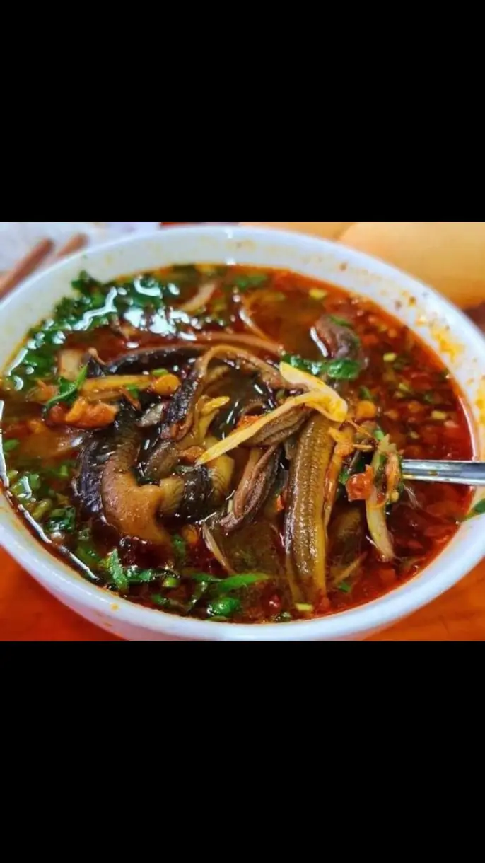 Nguyên liệu nấu cháo lươn: – 1kg lươn đồng – ½ bát gạo nếp, ½ bát gạo tẻ – Hành tăm, rau răm, hành lá – 2 muỗng bột canh – 2 muỗng màu dầu điều – 1 muỗng nước nghệ – 2 muỗng hạt nêm – 1 muỗng ớt bột Cách nấu cháo lươn ngon: Lươn xóc muối, rửa cho sạch nhớt. Sau đó cho lươn lên luộc chín, vớt ra để nguội. Tuốt lấy thịt lươn, cẩn thận phần xương dăm ở bụng. Xương lươn luộc lấy nước dùng ngọt xương nấu cháo. Rang gạo cho vàng thơm trước khi nấu cháo. Thêm 2 muỗng bột canh vào nồi cháo. Hành băm nhỏ rồi phi thơm với dầu ăn Hành băm nhỏ rồi phi thơm với dầu ăn Nấu cháo bạn chịu khó đảo đều cháo để cháo ra nhựa dẻo, khiến hạt gạo được nở đều và chín nhuyễn. Khi ăn, bạn múc cháo ra bát và thêm phần thịt lươn đã xào, rắc rau răm cùng hành lá cắt nhỏ lên trên, thêm gia vị cho vừa miệng, vắt chanh, trộn đều, ăn nóng. St