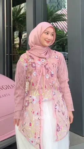 #outfitideas #ootdfashion #koreanstyle #outfit #japanesegirl #hijabtiktok #hijabstyle #outfitinspo #bajuwisuda #kebaya #kebayawisuda #atasanwisuda
