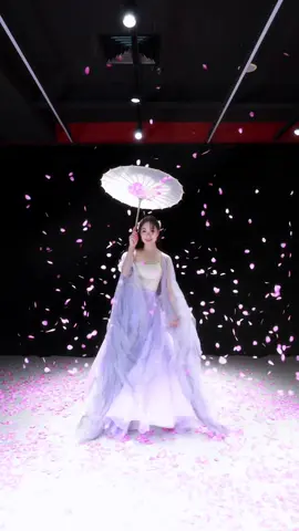 những cánh hoa bay quanh diễn viên múa #hanfu #cổtrang #汉服 #mynhantrungquoc #汉服hanfu #múacổtrang #lạc 