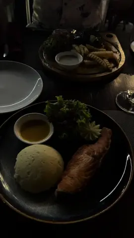 Ужин в Palms Bistro. Стейк AUS и стейк из лосося, бокал вина и коктейль - 925.000 донгов, 17.800 тенге. Это, можно сказать, дорогое место считается, классный сервис, живая музыка, и такой вот счет вышел (считаю, что отлично). Было вкусно, но лучше отдавать предпочтение здесь морепродуктам, местной кухне - это намного дешевле, свежие продукты, вкуснее чем говядина точно и тд. В большинстве мест не совсем умеют готовить красное мясо.  Картой можно оплачивать во многих таких местах, но все же лучше везти наличные (в долларах), потому что где-то добавляют 2% комиссию, где-то вообще не принимают карты. Если будут вопросы, пишите 😊 и предложение встретиться и потусить в Нячанге - все еще в силе!:)