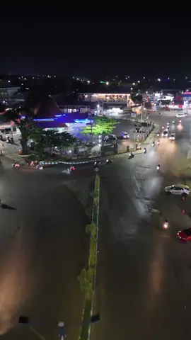 Indahnya daerah Pintu Batu, Kota Bengkulu di malam hari... Bangunan di awal beratap merah adalah Mesjid Jamik peninggalan Presiden pertama Indonesia; Soekarno #bengkulu #bengkulutiktok #bengkuluhits #kotabengkulu #bengkuluhitz #bengkuluindonesia #drone #dronevideo #droneview #bengkuludrone #bengkuludroneview #fyp #fabio #fabioasher #mahirmemberiluka #birdeyeview #masjidjamik #masjidjamikbengkulu #mesjidjamik #mesjidjamikbengkulu #soekarno #soekarno🇮🇩 