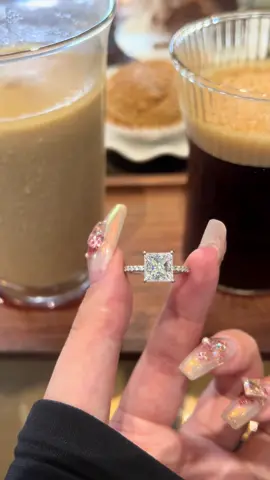 Play it with love.💓❤️❤️‍🔥#jewelrylove #moissanite #ring #engagement #fypシ゚viral 