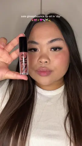 This is such a pretty lip oil from @Saie its in the shade ‘dip’ 🍬💄✨🎀🩷 #saie #saiebeauty #lipoil #glossybouncelipoil #lipgloss #lips #BeautyTok #makeup #makeuplook #musthaves 