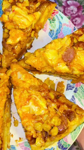 buat pizza di teflon seenak itu dongg😋 bahan: - 1 sdm ragi instan - 2 sdm gula pasir - 150 ml air hangat (diamkan 15 menit) - 20 sdm tepung terigu - 1 sdt garam - masukan air campurannya - 2 sdm minyak goreng (istirahatkan 30 menit) bahan topping: - 1/2 buah bawang bombay - potongan ayam, udang, dan sosis - 1 buah jagung - saus barbeque secukupnya - pakai triple cheese (cheese slice, prochiz cheddar, dan cheese spready) - saus sambel dari @mclewis  - kewpie mayonaise #masakansimple #masakdirumah #reseptiktok #resepmasakan #simplerecipe #pizza #pizzalover #pizzatime #pizzatiktok #pizzateflon #pizzahomemade  