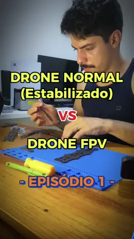 Oi, eu sou o Matheus e tô montando um drone FPV! 🚁✨ Lembra de curtir e já salva o vídeo pra ficar fácil de achar depois 😉 Antes de mostrar a montagem do drone e meus primeiros voos, queria explicar um pouquinho a diferença geral entre drones normais (estabilizados) e drones FPV. Há muitos detalhes extremamente importantes mas não consigo abordar tudo que quero em tão pouco tempo, então vai ficando pro próximo vídeo hahahah Continua acompanhando que esse foi apenas o primeiro episódio! Também estou aprendendo, então se você tiver dicas ou quiser contribuir, fique à vontade nos comentários. Vamos aprender juntos! 💬👇 Os trechos dos vídeos que usei são de algumas das minhas referenciais que atuam nesse meio. Em ordem de inserção no vídeo, podem achar no instagram:  @rafadrone - @energy.fpv - @paulinofilho  Segue essa galera pois são feras.