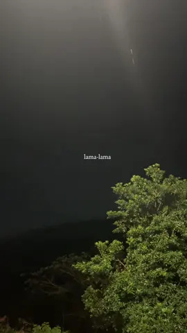 #bernadya Lama lama #sad #sadstory #sadvibes🥀 #fyp #fypシ #fypシ゚viral #xyzbca #xcyzba  #laguviral #liriklagu #liriklaguviral #fyppppppppppppppppppppppp #viral #viralvideo #bernadya #kalimantan #banjarmasin #malam #hujan 