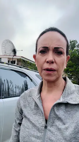 ALERTA MUNDIAL  Esta madrugada cometieron un atentado contra mí y mi equipo en Barquisimeto, estado Lara. Nuestros carros fueron vandalizados y cortaron la manguera de los frenos. Agentes del régimen nos siguieron desde Portuguesa y rodearon la urbanización donde pernoctamos. La campaña de Maduro es la violencia y es responsable de cualquier daño a nuestra integridad física. No nos detendrán.