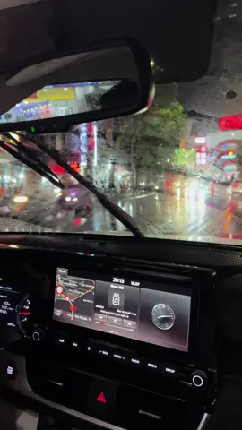 Ngắm mưa trên oto cũng là cảm xúc gì đó rất gì và này nọ 🌧💦#xuhuong #trending #ngammua#tamtrang #fyp 