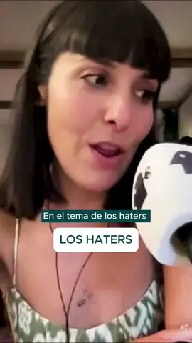 ¿Por qué hay tanto odio en redes sociales? 😣   En el episodio 343 de ETM hablamos de emociones y del cerebro junto a Raquel Mascaraque (@raquelmascaraque), periodista especializada en neurociencia y autora del libro '¡A cerebrar!'.    🎧 Puedes escuchar el episodio completo 'Hablando de emociones' junto a @raquelmascaraque y @molo_cebrian en Spotify, Apple Podcast y Amazon Music.    #etm #entiendetumente #psicologia #saludmental #bienestar #haters #envidia #odio