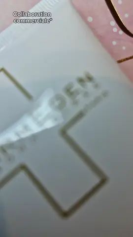 🧴Dermeden🧴  Collaboration commerciale non rémunérée produit offert par @Laboratoires DermEden  ☀️Crème de jour 4 en 1 peaux mixtes à grasses☀️  ➡️ Une crème super légère et non grasse. Elle protège les cellules de la peau contre le vieillissement, traite les rides, ridules et les taches brunes. Elle pénètre facilement dans la peau sans laisser de résidu gras. Contient un SPF 50 PA+++ qui protège et répare des rayonnements UVA/UVB et de la lumière bleue.  ✅️ La texture est très agréable, douce et légère.  L'odeur est très subtile et appréciable. Crème très efficace rapidement, les effets sont visible dès la 1er semaine. J'aime le fait qu'elle contient un SPF 50 PA+++ ce qui me permet d'utiliser cette crème comme soin unique le matin. Ne pas appliquer une grosse quantité de crème pour évite de trop graisser le visage et faire briller.  #collaborationcommercialenonremunérée #collaborationcommerciale #collaboration #produitoffert #publicité @trustt  #trustt #dayprotocolepeaugrasse  #dermeden #hydratation #skincare #routine #soin #soinvisage #protectionsolaire #test #parlonsbeauté #beauté #peaugrasse