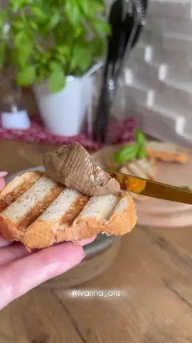 Печінковий паштет🔥 Погоджуюсь,що виглядає не естетично,але повірте якби це не було фантастично смачно,я би рецептом не ділилася😅❤️ Отож:  - 400г курячої печінки  - половинка курячого філе - морква  - цибуля - вершкове масло -150мл вершків - сіль/перець - часник - чайна ложка коньяку або віскі (не обовʼязково) - столова ложка цукру  Процес приготування: Я готую в аерогрилі,щоб не вмикати духовку,можна навіть обсмажувати на пательні,кому як зручно.  Отже,печінку добре промиваю,чищу від плівки та заливаю молоком і залишаю в холодильнику наніч.  Тоді зараз промиваю і викладаю в форму для запікання,туди ж куряче філе,нарізані моркву та цибулю,приправи,вершкове масло(3 невеличких шматочки) 2 зубчики часнику та перемішую і запікаю 25хв при 180* (періодично помішую під час запікання) Тим часом,цибулю нарізаю пелюстками і обсмажую на розігрітій сковорідці з додаванням олії та вершкового масла,коли цибуля стане прозорою додаю сіль,цукор,та чайну ложку коньяку,це для особливого смаку,спробуйте!  Тоді, ще декілька крапель соєвого соусу і карамелізую на низькій температурі 5-6хв. Вимикаю плиту і охолоджую.  Після випікання печінку збиваю з вершковим маслом погружним блендером,за потреби ще додаю солі і викладаю в лоточок з кришкою,зверху цибуля і в холодильник. На 2-3год  Паштет ніжний,дуже смачний,зовсім не має яскраво вираженого смаку печінки,лише ніжність і неповторний смак❤️ Готуйте обов’язково 🫶🏻 #паштет #печінка #рецепт #печінковийпаштет #рецепти #смачно #смачного #смачніоецепти #рецептиукраїнською #приготуванняїжі  #їжа #смакота #смаколики #закуска #закускарецепт #рецептипп #пп #ппрецепт #фудблог #фудблогер #foodtiktok #foodblogger #foodblog #food #україна #українськамузика #українськастрава #паштет #рецептпаштету #паштетзпечінки #тіктокукраїнською #тіктокукраїна #тіктокер #тіктоктопчик🇺🇦 #тіктокрекомендації #рекомендаціїукраїна #рекомендації🇺🇦 #рекомендації_тренд #трендитікток #трендитіктоку #тренди #відеорецепт 