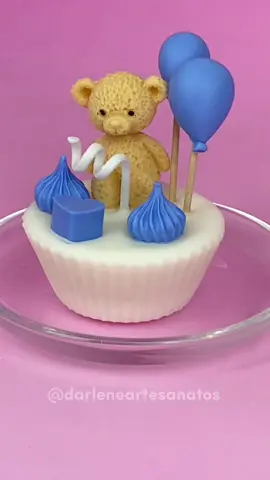 Quantos 💙 essa fofura merece? Vela Cupcake com ursinho, balão, coração e suspiros! Todos feitos com parafina e com muito amor! 🫶   Mais uma inspiração incrível para quem ama esse mundo das velas! 🕯️ ✨ Segue a gente para mais ideias @darleneartesanatos  Quer aprender a arte de fazer velas? Curso presencial para iniciantes, turmas nas quintas e sextas aqui na loja! ☺️ Informações (34) 99987-7794 #artecomvelas #candleart #amoremcadadetalhe #velasartesanais #velasaromaticas #ursinho #cupcake #velasdecorativas #velaspersonalizadas #velascriativas #velaartesanal #veladecorada #hobby #feitoamao #artesanato #darleneartesanatos #uberlândia 