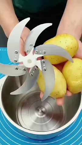 🤩😍 Transforme sua cozinha com o Processador e Triturador de Alimentos Elétrico Grande de 3 Litros. Ideal para preparar grandes quantidades de alimentos de forma rápida e eficiente, este processador é perfeito para facilitar o seu dia a dia na cozinha. Material Durável: Fabricado em aço inoxidável de alta qualidade, garantindo durabilidade e resistência ao longo do tempo. Capacidade Generosa: Com capacidade de 3 litros, é ideal para processar grandes quantidades de alimentos de uma só vez.