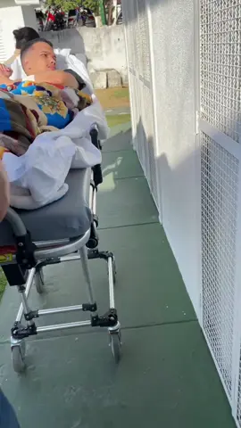 Fomos parar na emergência 1:00h da manhã 😢 . . . #cadeirante #pcd 