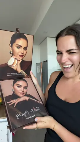 AHHHHH!!! Unboxing @Rare Beauty newww tinted pressed finishing powder!!! #rarebeauty #sephora #makup #prunboxing #unboxing #selenagomez #selenagomezfan 