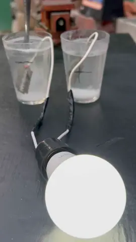 Acenda uma lâmpada com agua e sal, nunca mais pague luz! #dicas #DIY #tools #facavocemesmo 