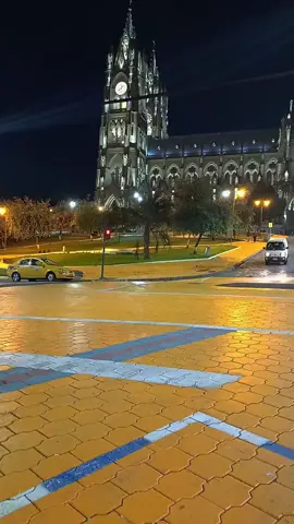#capitalquito❤🇪🇨 #basilicaquitoecuador🇪🇨 #quitonocturno🌛 #vistapanoramica🌄🇪🇨🇪🇨 #ecuador🇪🇨 #centrohistoricoquito #basilicanoctuno