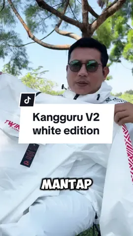 Jas hujan yg dirancang dengan stylish tanpa mengorbankan kenyamanan, sekarang sudah ready yaa di keranjang kuning nya #jashujan #mantelhujan #jashujanpria #jashujanwanita #fyp #twinsnineteen 