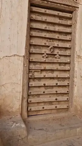 Sungguh aneh negri ini, terlihat sangat sepi tak berpenduduk tapi seketika ramai pada waktu shalat.  #shibam #hadramout #tareem #yaman #wanitaberjubah 