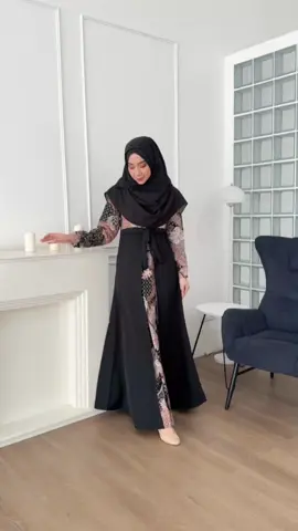 Detail Dress Thara Xavia Warna hitam.cakep banget dengan paduan motif batik berwarba peach 😍 Tersedia untuk sarimbit  #fyp #fypシ #fypシ゚viral #doa #kebaikan #bajukondangan #bajucouple #gamis #sarimbitkeluarga #fyp #fypシ #fypシ゚viral #bajukondangan #bajumuslim #gamisbatik #couplebatik 