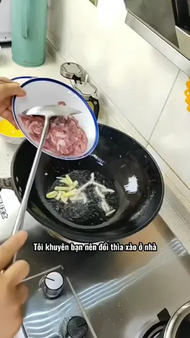 Rất dễ bị bỏng khi nấu nướng, bạn có thể thử muỗng này có tay cầm mở rộng, làm bằng thép không gỉ, nhà mình vẫn luôn sử dụng!! #thietthuc  #thiaxaobangthepkhonggi #tienich #giadungnhabep #jizonguyen 