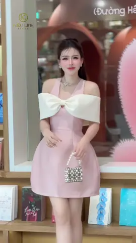 Lâu rùi nhà KiềuLinh mới lên tông màu hồng mà hot hit luôn các tình yêu ạ 🩷 #kieulinhstore6868 #vaydutiec #vaythietkecaocap #vayxinh #thoitrangnu #xuhuong #TikTokFashion 